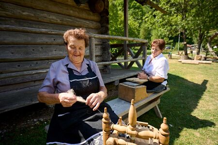 52. Lučki dan_Od štanta do štanta. Krtačenje in predenje volne (Vlcerska bajta, DU Luče)